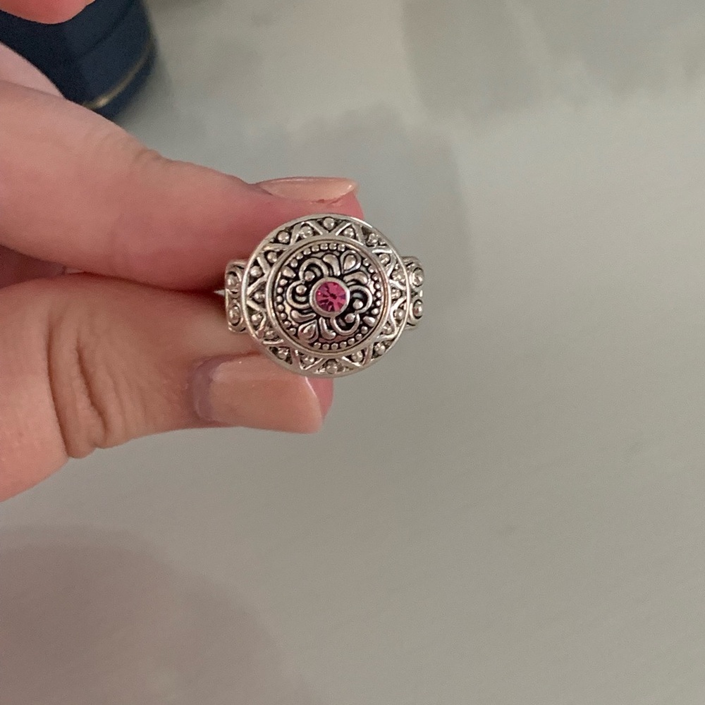 Ring with removable magnetic centers